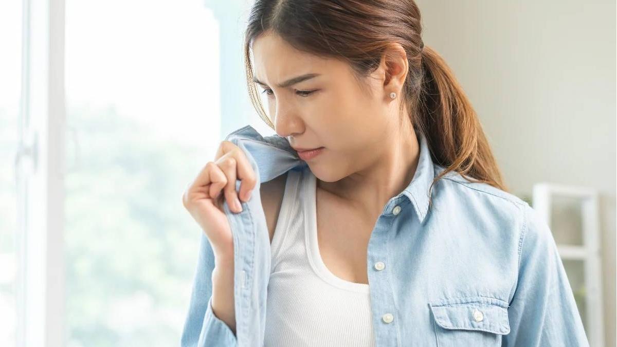 6 Clever Ways to Remove Musty Smell From Clothes Without Washing